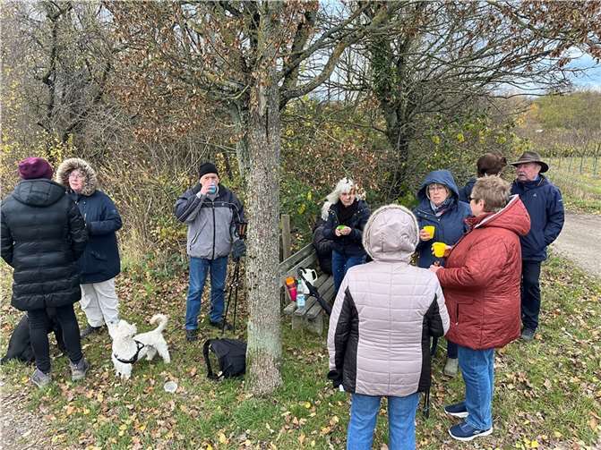Gut eingepackt genoss die Gruppe Wasser und heißen Tee am Rastplatz.