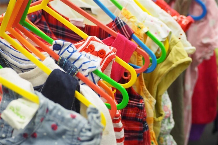 Gut erhaltene Kinderkleidung bekommt beim KinderKleiderKarussell eine zweite Chance.
