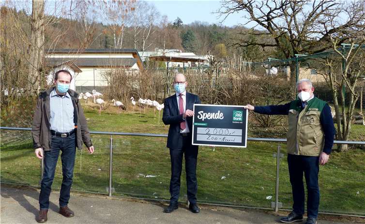 Gut für Mensch und Tier: Hans Dieter Neuer (r.), kaufmännischer Leiter des Zoos Neuwied, freut sich über die 2.000-Euro-Spende, die Bernd Schittler (M.), Vorstandsvorsitzender der PSD Bank Koblenz, und Guido Nördershäuser, Aufsichtsratsvorsitzender der PSD Bank Koblenz übergaben.Foto: PSD Bank Koblenz