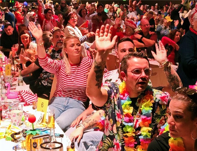 Gut gefüllt mit Narren war die Sprudelhalle beim Biwak der Garden. 