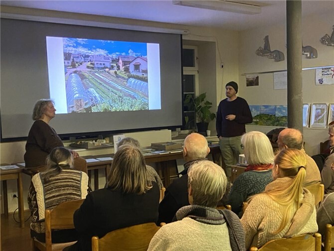 Gut gefüllt war die Alte Schule in Mayschoß, als Doris Schmitten aus Insul und Carl Philip Löhr aus Adenau auf Einladung des Klimastammtisch Ahr über ihre Erfahrungen mit Permakultur berichteten.Foto: privat
