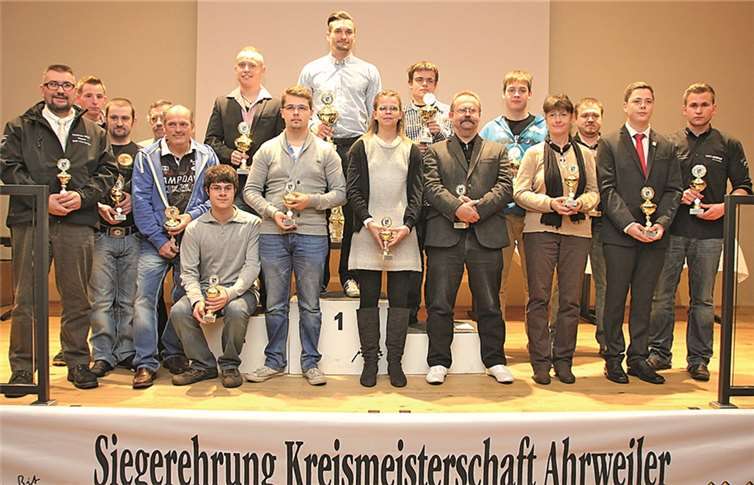 Gut gefüllt war die Bühne bei der Siegerehrung im Clubsport. Etwas erhöht: die drei Erstplatzierten auf dem Siegertreppchen. BÜN