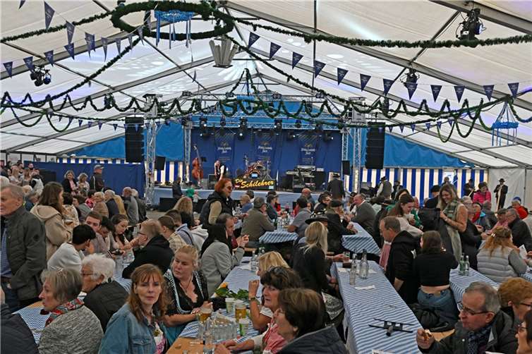 Gut gefüllt zeigte sich das Festzelt nach dem Trachtenumzug, in dem traditionell dieBand „Die Schilehrer“ für die bayrische Stimmung zum Ausklang des Events sorgten.