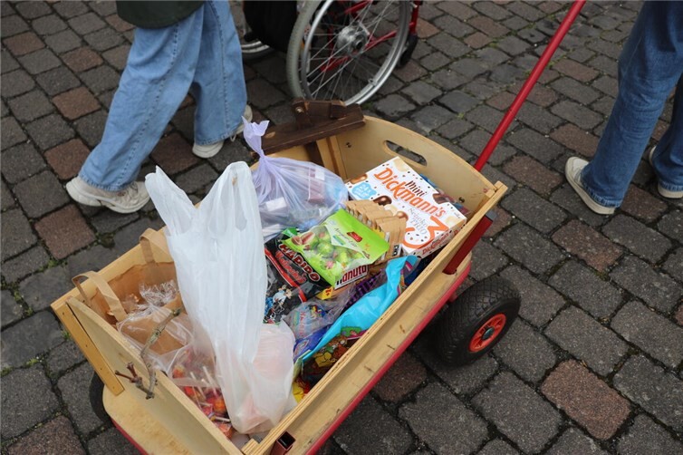 Gut gefüllter Bollerwagen: Beim traditionellen Rundgang durch den Ort sammelten die Klapperkinder Süßigkeiten und Ostereier bei den Anwohnerinnen und Anwohnern.
