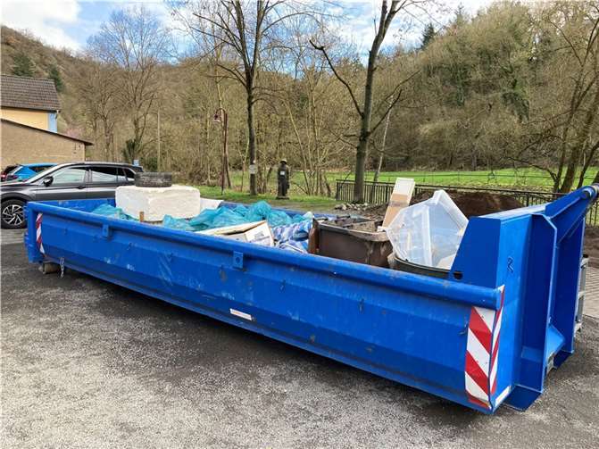 Gut gefüllter Container auf dem Dorfplatz.