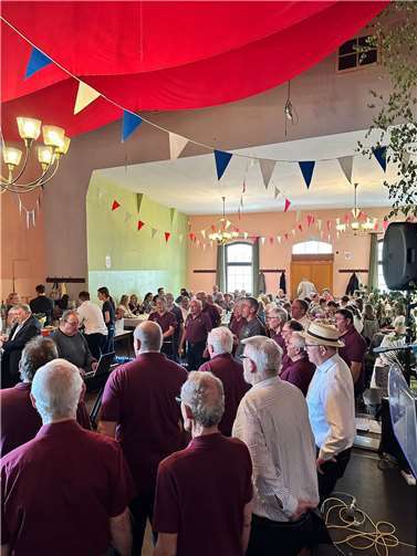 Gut gefüllter Saal beim Frühschoppen (Teilansicht).