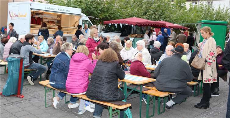 Gut gefüllter Stammtisch bei Oktoberfest auf dem Bendorfer Markt. Fotos: GM