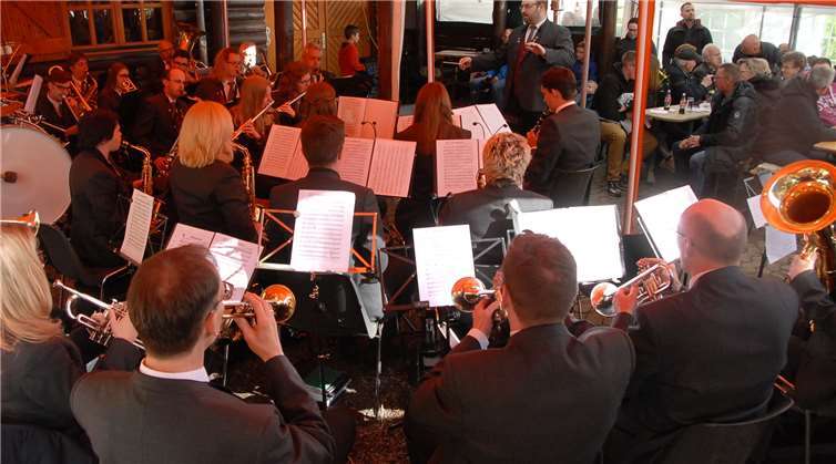 Gut gegen die Widrigkeiten eventueller Unwetter geschützt, präsentierte das Blasorchester Maischeid und Stebach beim Spießbratenkonzert einen Querschnitt seines aktuellen Repertoires.