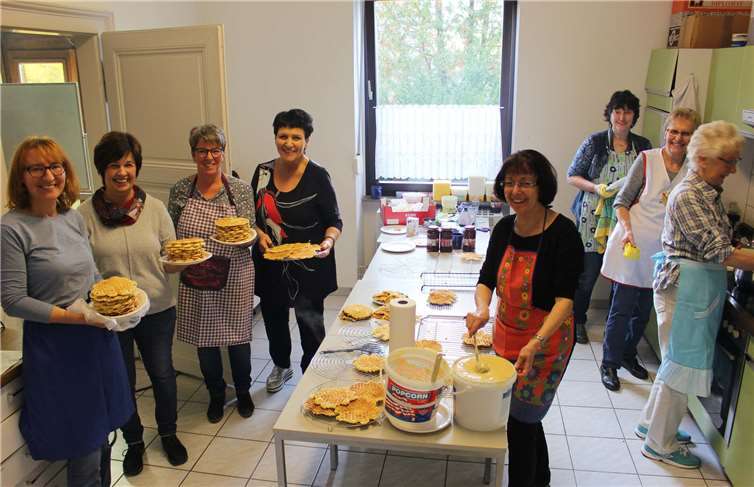 Gut gelaunt backten diese Chorfrauen die leckeren Waffeln für zahlreichen Gäste. Foto: WER