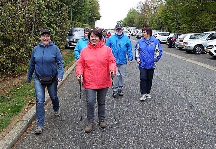 Gut gelaunt begibt sich eine Gruppe Ebernhahner Wandrerinnen und Wanderer auf die Wanderstrecke.
