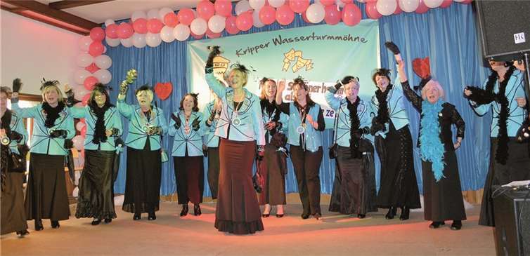 Gut gelaunt begrüßten die Wasserturm-Möhnen das Publikum.AB