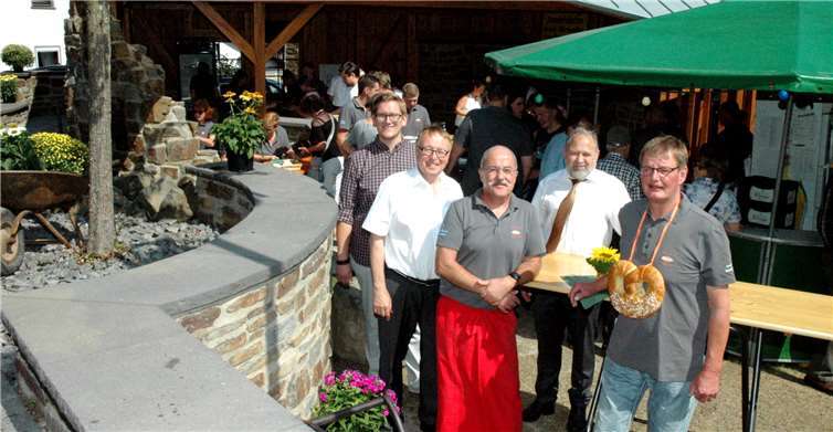 Gut gelaunt bei der Einweihung (von links): Gemeindereferent Matthias Beer, Landrat Dr. Jürgen Pföhler, der ehemalige Ortsbürgermeister Wilfried Börder, Ortsbürgermeister Manfred Hoffman und der Vorsitzende des Backesvereins, Udo Heimer.UM