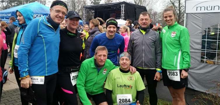 Gut gelaunt beim Jahresabschluss: die Läuferinnen und Läufer des TV Urbar.privat