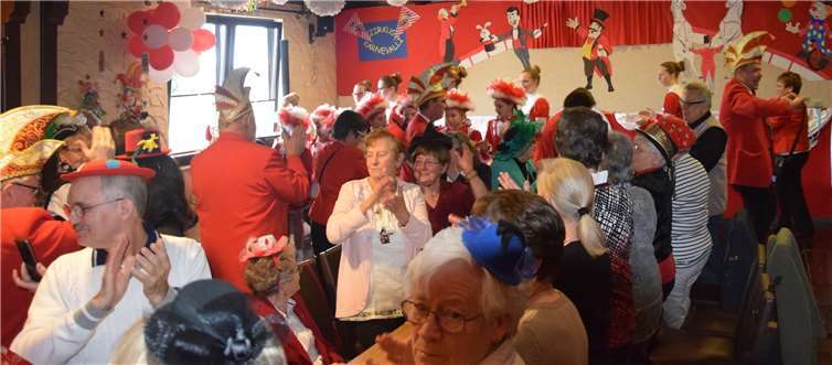 Gut gelaunt empfingen die Senioren die Karnevalisten.Privat