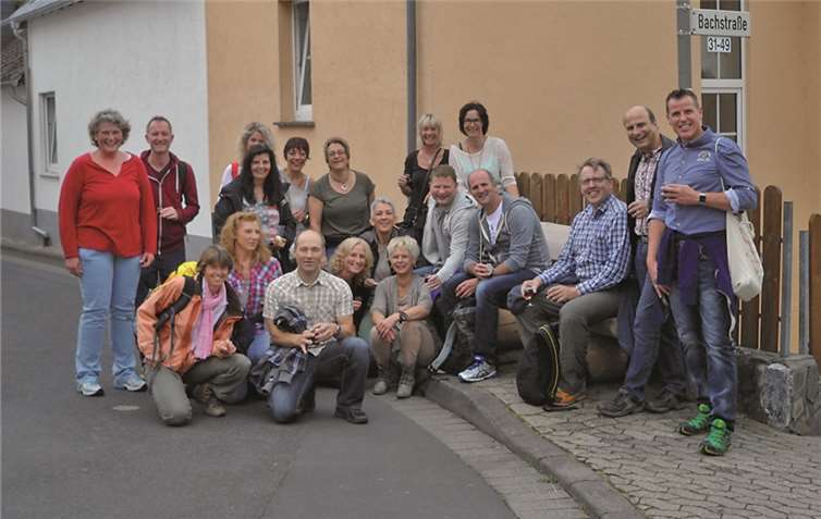 Gut gelaunt erinnern sich die ehemaligen Klassenkameraden an die gemeinsame Schulzeit.  privat