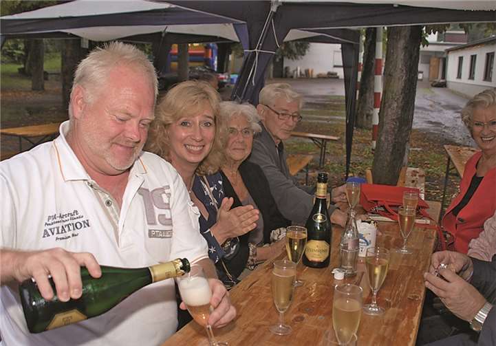 Gut gelaunt feierten die Gäste unter dem Pavillon, wie die FDP-Fraktionsvorsitzende im Stadtrat Birgit Hoernchen (2. v. l.).