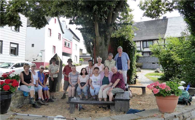 Gut gelaunt genießen die Wanderfreunde des TV Remagen ihre Wanderung. Günter Hussong