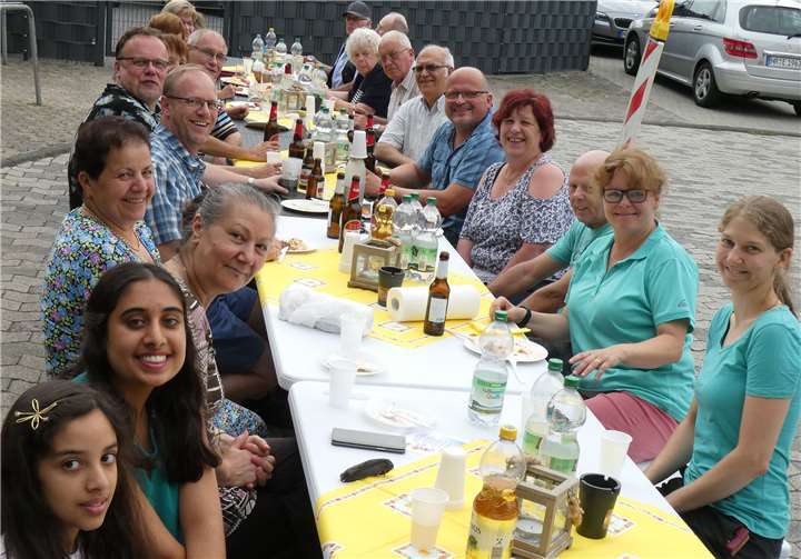 Gut gelaunt genossen die Anwohner den gemeinsamen Abend. Stadtverwaltung Neuwied