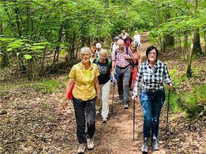 Gut gelaunt machten sich die Wanderer auf den Weg vom Jakob-Vogt-Stadion in Ochtendung, um den 7,5 km langen Rundweg zu meistern. Foto: privat