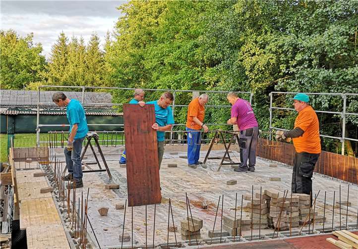 Gut gelaunt packten die freiwilligen Helfer bei der Überdachung der Schießsportanlage mit an. Foto: innogy