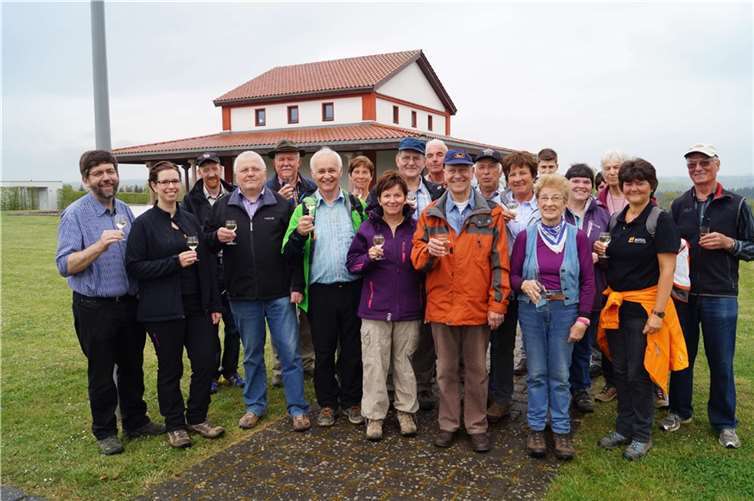 Gut gelaunt posierte die Wanderergruppe vor der rekonstruierten Tempelanlage für das obligatorische Gruppenfoto. Foto TT