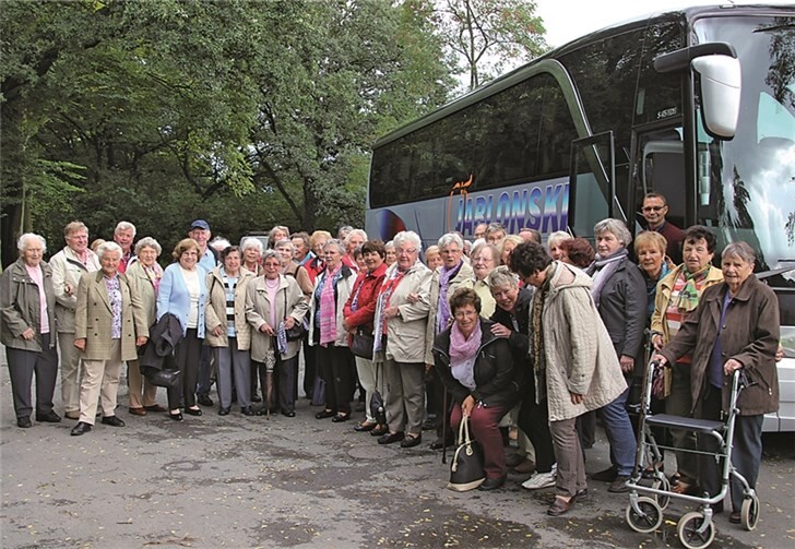Gut gelaunt posierten die Senioren vor ihrem räumlichen Reisegefährt.privat