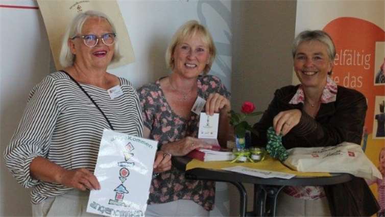 Gut gelaunt präsentieren am Stand des Willkommensprojektes „angekommen-angenommen“ die Ehrenamtlichen Helferinnen Ursula Heise-Stehli und Rosi Mürtz mit Irmgard Hillesheim (Caritas) ihre Arbeit.Foto: privat