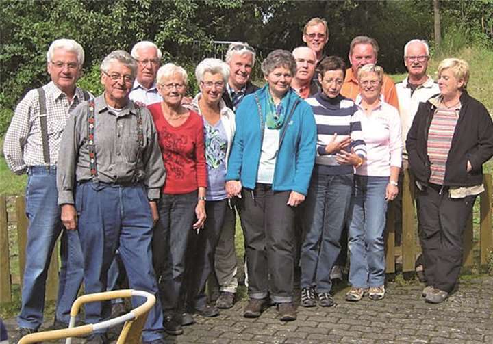 Gut gelaunt präsentieren sich die Teilnehmer an der Herbstwanderung des MGV Edelweiß St. Johann e.V. im Biergarten der Neumühle.  Privat