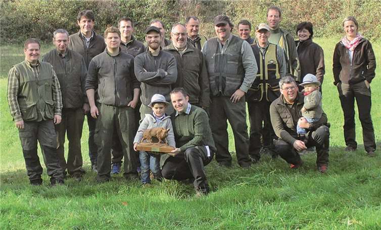 Gut gelaunt präsentieren sich die Teilnehmer des diesjährigen Mayener Preisschießens. privat