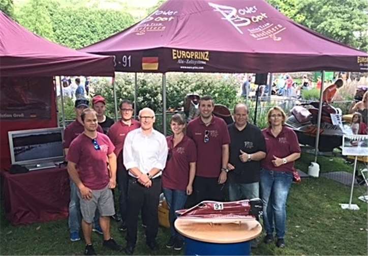 Gut gelaunt präsentierte sich das Team den Besuchern in Koblenz.  Privat