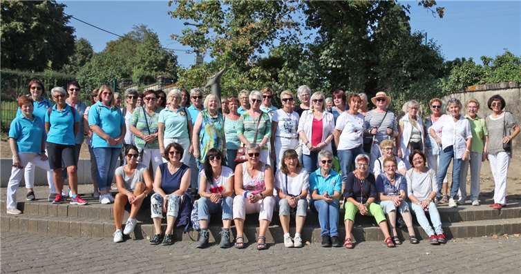 Gut gelaunt starten die Möhnen zur Waldmühle. Fotos: privat