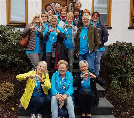 Gut gelaunt starteten die Gardistinnen von Heimbach-Weis aus in Richtung Mosel.  privat