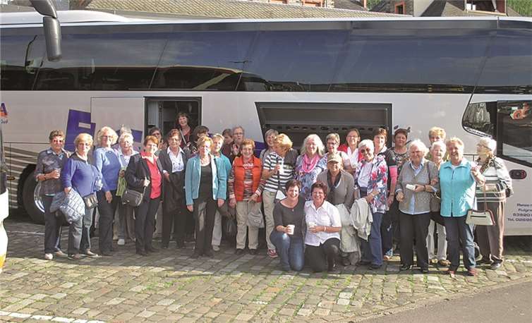 Gut gelaunt steigen die Frauen in den Bus zur Tagestour ins Moseltal.privat