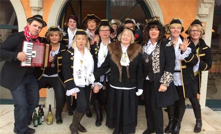 Gut gelaunt und begleitet von "ihrem Musikus" zogen die Riedener Möhnen durch das Dorf. privat