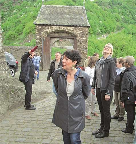 Gut gelaunt und bei tollem Wetter besichtigten die Sänger die Burg Eltz.