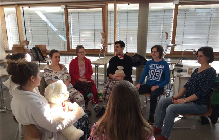 Gut gelaunt und entspannt: Dazu trug nicht nur Frau Tanja Wernz (AOK) bei, sondern auch das Schüler-Outfit am Tag dieser Aufnahme aus der sogenannten „Mottowoche“, an dem die Schüler in Schlafanzug und Nachthemd erschienen. Privat