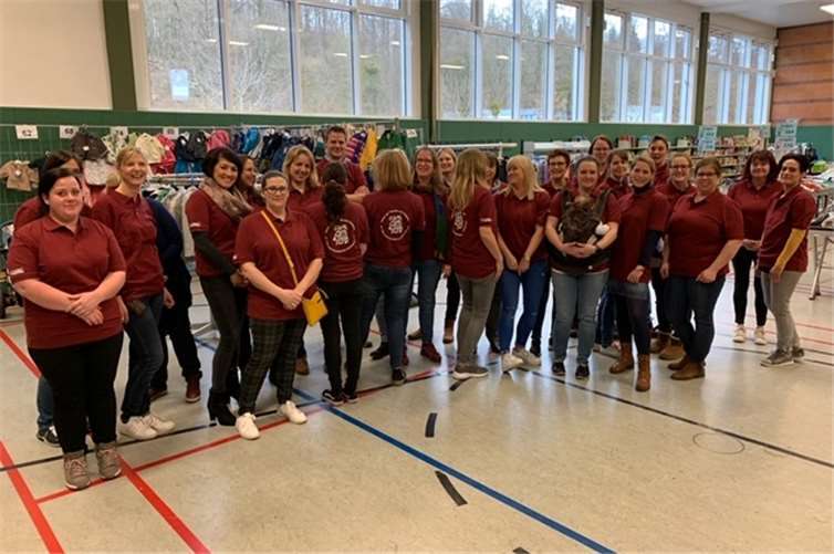 Gut gelaunt und im neuen, roten Outfit eröffnete das Orga-Team des Fördervereins der ev. Kita und Grundschule Melsbach den diesjährigen Frühjahrsbasar.Foto: privat