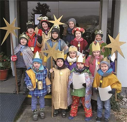 Gut gelaunt und in festlichen Kostümen zogen die Sternsinger durch die Straßen. privat