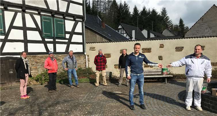 Gut gelaunt und voller Tatendrang haben sich einige engagierte Bürger aus Gönnersdorf getroffen, um den Sitzbänken im Ort einen neuen Anstrich zu verpassen.Foto: VG Bad Breisig