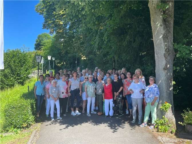 Gut gelaunt verbrachten die Mitglieder der Möhnegesellschaft Remagen den Nachmittag auf dem Schützenplatz.
