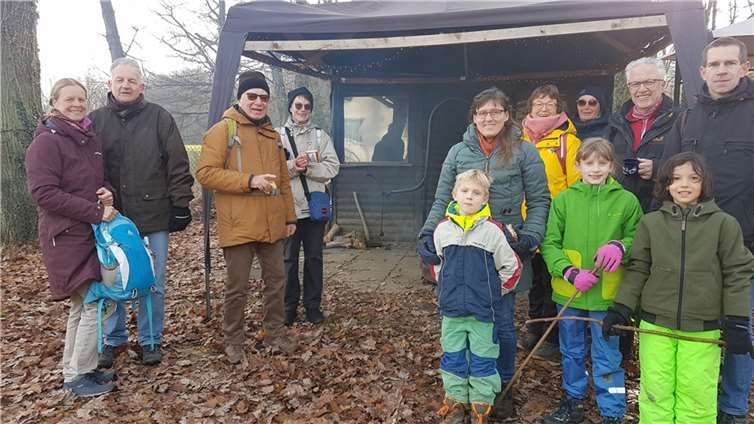 Gut gelaunt wurde der Glühwein genossen.  Foto: Eifelverein Remagen/Klaus Arndt