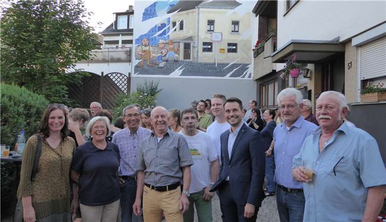 Gut gelaunt zeigten sich die Mitglieder des Vereins Schönes Immendorf e. V. mit Oberbürgermeister David Langner, Ortsvorsteher Gerd Giefer und dem Graffiti-Künstler Daniel Schmitz vor dessen neuem Werk, einem haushohen Graffiti an „Neise Eck“ in Immendorf. Sr. M. Gertrud OP