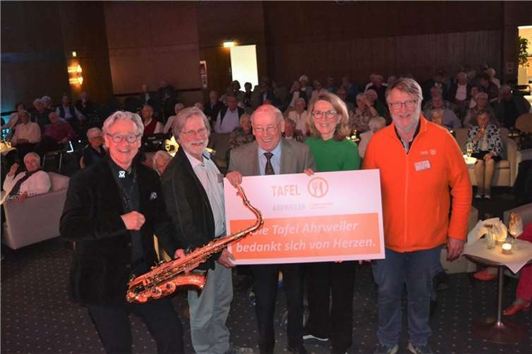Gut gelaunt zeigten sich (v. l.) Jochen Hillesheim, Wolfgang Feller, Wolfgang Meisen, Caroline Hillesheim und Kuno Herchenbach bei der erfolgversprechenden Spendengala, die der Tafel Ahrweiler am Ende 3.650 Euro erbrachte.  Foto: Eberhard Thomas Müller