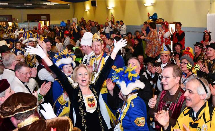 Gut gelaunt zog Sentiaca Dagmar I mit ihrem Hofstaat ein. . Fotos: RASCH