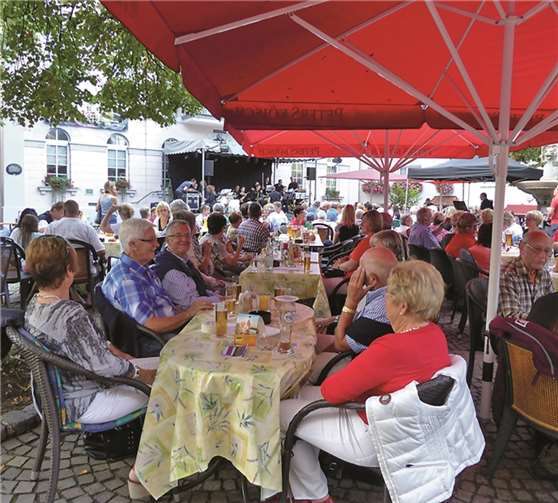 Gut gelaunte Besucher applaudierten, vor den Rathaustreppen wurde gefeiert, angestoßen und mitgesummt.