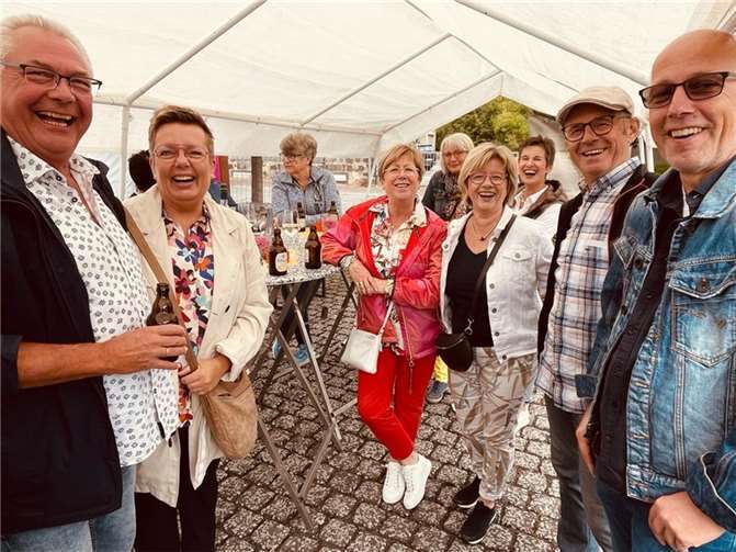 Gut gelaunte Besucher beim Kirmesfrühschoppen.