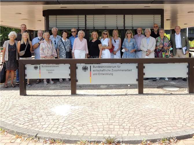 Gut gelaunte Besucher vor dem Eingang zum ehemaligen Bundeskanzleramt. Fotos: privat