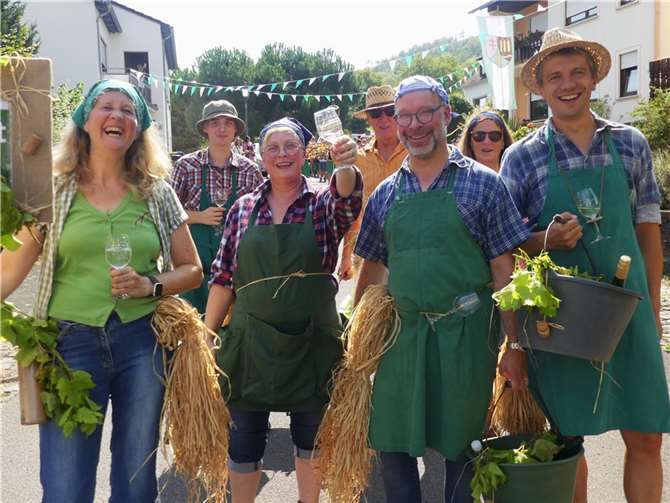 Gut gelaunte Bremmer Winzer ließen ihren Weinberg diesmal links liegen und marschierten zum Moselfestplatz.