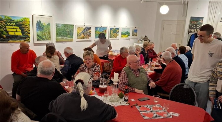 Gut gelaunte Gäste bei der Verkostung des „Federroten“. Foto: privat