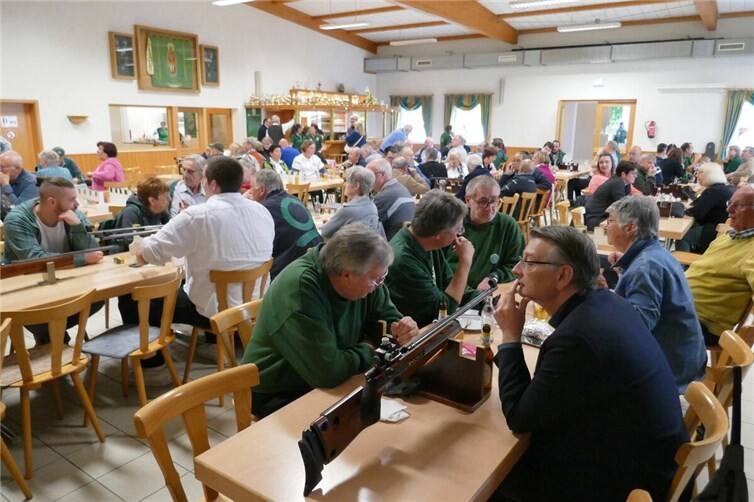 Gut gelaunte Gäste im Schützenhaus.